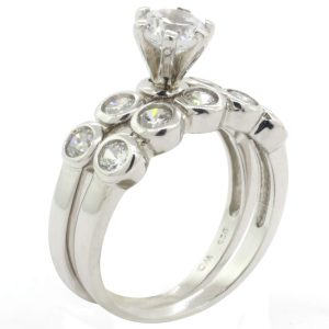 JACKET DE PLATA 925 UNA ARGOLLA CON 5 CIRCONIAS REDONDAS Y LA OTRA ARGOLLA CON DOS CIRCONIAS DE CADA LADO Y UNA GRANDE EN EL CENTRO 1-04558