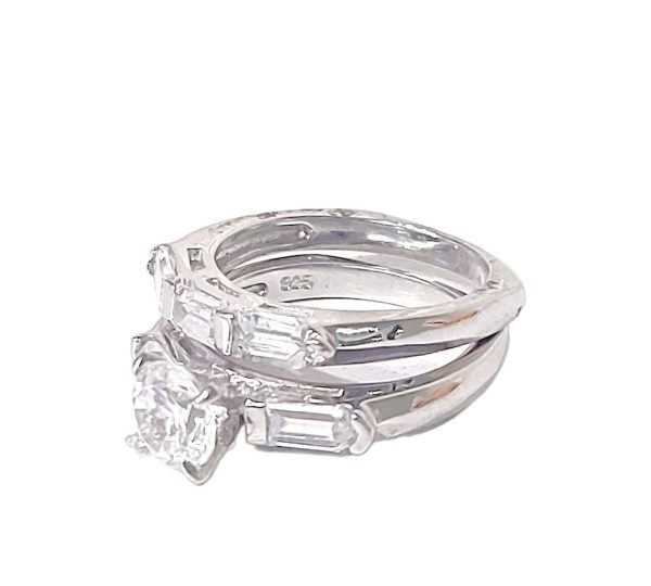 JACKET ESTILO CUADRADO CON CIRCONIAS ALARGADAS Y ANILLO CON UNA CIRCONIA REDONDA EN EL CENTRO # 6 1-05996 2 JACKET ESTILO CUADRADO CON CIRCONIAS ALARGADAS Y ANILLO CON UNA CIRCONIA REDONDA EN EL CENTRO # 6 1-05996