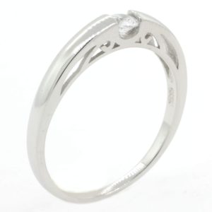 ANILLO DE COMPROMISO EN PLATA 925 CON 1 CIRCONIA PEQUEÑA INCRUSTADA EN EL MEDIO Y LISO A LOS LADOS 1-07774