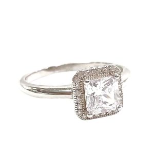 ANILLO DE COMPROMISO CON PIEDRA CUADRADA Y mICROCIRCONIAS AL REDEDOR 1-08134