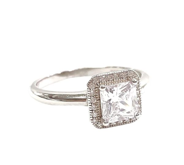 ANILLO DE COMPROMISO CON PIEDRA CUADRADA Y mICROCIRCONIAS AL REDEDOR 1-08134 2 ANILLO DE COMPROMISO CON PIEDRA CUADRADA Y mICROCIRCONIAS AL REDEDOR 1-08134