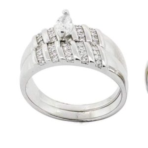 JUEGO DE 2  ANILLOS CON FILAS DE CIRCONIAS Y CIRCONIA EN FORMA DE DIAMANTE 1-08897