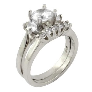 ANILLO JACKET CON UNA CIRCONIA EN MEDIO Y DOS CIRCONIAS PEQUEÑAS A LOS LADOS Y ARGOLLA CON 5 CIRCONIAS 1-09953