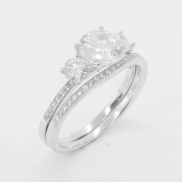 JUEGO DE ANILLO CON 3 CIRCONIAS Y ARGOLLA ONDULADA QUE CAZA CON EL ANILLO 1-10149 2 JUEGO DE ANILLO CON 3 CIRCONIAS Y ARGOLLA ONDULADA QUE CAZA CON EL ANILLO 1-10149