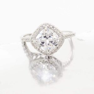 ANILLO PLATEADO CON CIRCONIA ROMBO EN EL CENTRO CON CIRCONIAS AL REDEDOR 1-10861