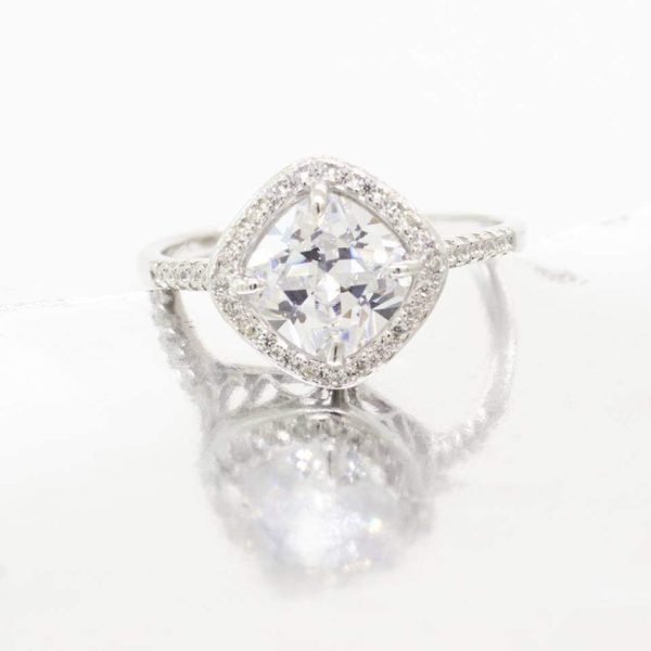 ANILLO PLATEADO CON CIRCONIA ROMBO EN EL CENTRO CON CIRCONIAS AL REDEDOR 1-10861 2 ANILLO PLATEADO CON CIRCONIA ROMBO EN EL CENTRO CON CIRCONIAS AL REDEDOR 1-10861