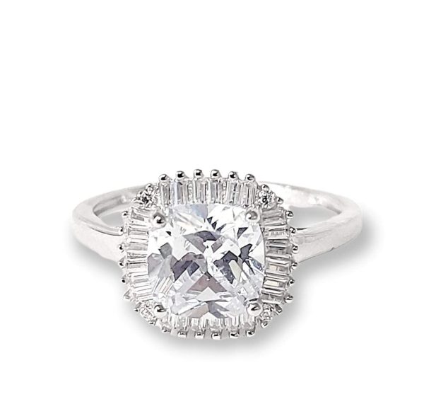 ANILLO CON MONTURA CUADRADA Y UNA CIRCONIA BLANCA EN EL CENTRO RODEADA DE BAGUETES BLANCOS 1-11702 2 ANILLO CON MONTURA CUADRADA Y UNA CIRCONIA BLANCA EN EL CENTRO RODEADA DE BAGUETES BLANCOS 1-11702