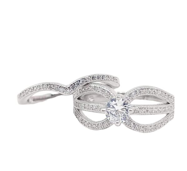 ANILLO CON OVALOS A LOS LADOS CON CIRCONIA EN MEDIO Y ARGOLLA CON PUNTA QUE ENLAZA CON EL ANILLO 1-11769 2 ANILLO CON OVALOS A LOS LADOS CON CIRCONIA EN MEDIO Y ARGOLLA CON PUNTA QUE ENLAZA CON EL ANILLO 1-11769