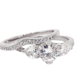 JACKET CON ANILLO CIRCONIA BLANCA A LOS LADOS CIRCONIAS OVALADAS Y ARGOLLA CON PUNTA QUE ENLAZA EN EL ANILLO 1-11804