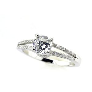 ANILLO CIRCONIA BLANCA REDONDA CON 4 GANCHOS Y DOS FILAS SEPARADAS DE MICRO CIRCONIA Y ABAJO DE LA MONTURA 1-09939