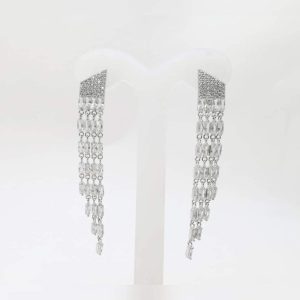 ARETES DE PLATA LARGOS CON BASE CON UN TRAPECIO CON CUATRO BAGUETE Y CUATRO CADENAS EN DISMINUCION CON BAGUETTE 1-11713