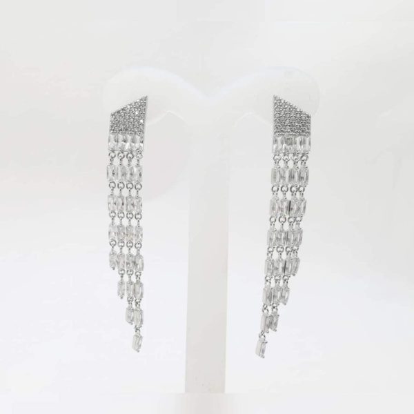 ARETES DE PLATA LARGOS CON BASE CON UN TRAPECIO CON CUATRO BAGUETE Y CUATRO CADENAS EN DISMINUCION CON BAGUETTE 1-11713 2 ARETES DE PLATA LARGOS CON BASE CON UN TRAPECIO CON CUATRO BAGUETE Y CUATRO CADENAS EN DISMINUCION CON BAGUETTE 1-11713