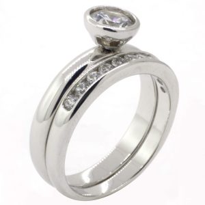 JACKET DE PLATA LA ARGOLLA CON CIRCONIAS Y EL ANILLO CON UNA CIRCONIA REDONDA ALTA CON ORILLA LISA 1-05316