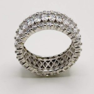 ARGOLLA CON CIRCONIAS EN FORMA DE ROMBO EN MEDIO Y MICRO CIRCONIAS EN LAS ORILLAS 1-06713