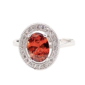 ANILLO DE PLATA 925 CON DISEÑO OVALADO CON CIRCONIA GRANDE ROJA Y CIRCONIAS PEQUEÑAS AL REDEDOR. 1-07951