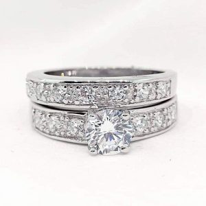 ANILLO JACKET CON CIRCONIA REDONDA MONTURA CUADRADA CON 3 CIRCONIAS DE CADA LADO 1-09949