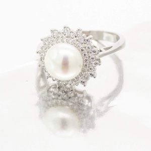 ANILLO DE PERLA DE RIO CON CIRCONIA BLANCAS FORMANDO UNA FLOR 1-10645