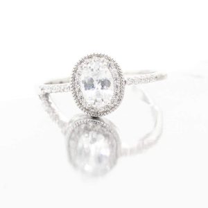 ANILLO PLATEADO OVALADO CON CIRCONIAS AL REDEDOR 1-10869