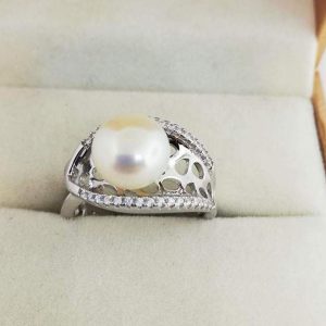 ANILLO DE PERLA DE RIO CON BASE DE PLATA CALADA Y CIRCONIAS ALREDEDOR 1-11339