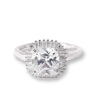 ANILLO CON MONTURA CUADRADA Y UNA CIRCONIA BLANCA EN EL CENTRO RODEADA DE BAGUETES BLANCOS 1-11702