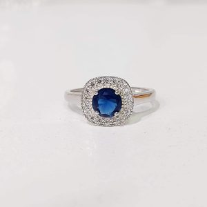 ANILLO CUADRADO CON CIRCONIA AZUL DIAMANTADA Y CIRCONIAS ALREDEDOR 1-11808