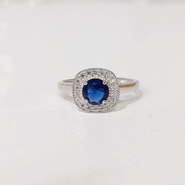 ANILLO CUADRADO CON CIRCONIA AZUL DIAMANTADA Y CIRCONIAS ALREDEDOR 1-11808 2 ANILLO CUADRADO CON CIRCONIA AZUL DIAMANTADA Y CIRCONIAS ALREDEDOR 1-11808