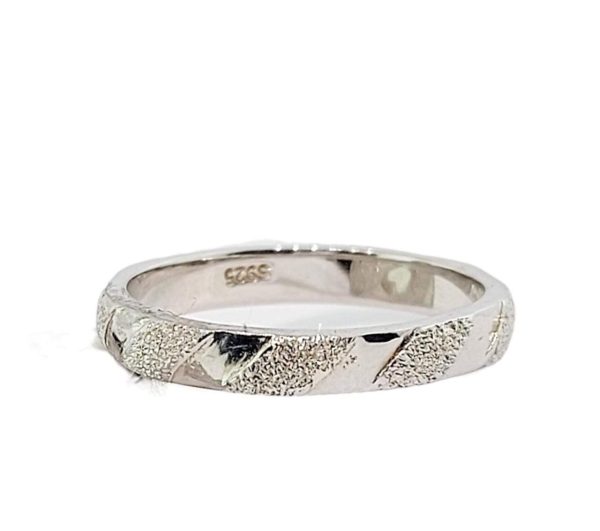 ARGOLLA DE DAMA DISEÑO FRANJAS DIAGONALES MATE Y BRILLANTE 1-11916 2 ARGOLLA DE DAMA DISEÑO FRANJAS DIAGONALES MATE Y BRILLANTE 1-11916