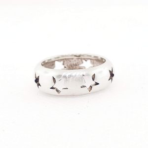 ARGOLLA PLATA LISA CON AGUJEROS DE ESTRELLAS 1-00023