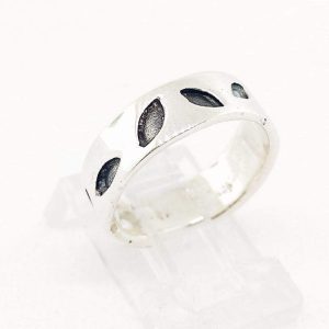 ANILLO DE PLATA LISA CON HOJITAS NEGRAS ALREDEDOR 1-00065