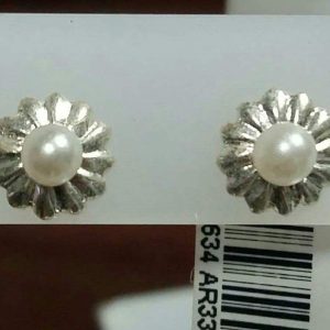 ARETES DE FLORECITA CON UNA PERLITA EN EL CENTRO 1-07634