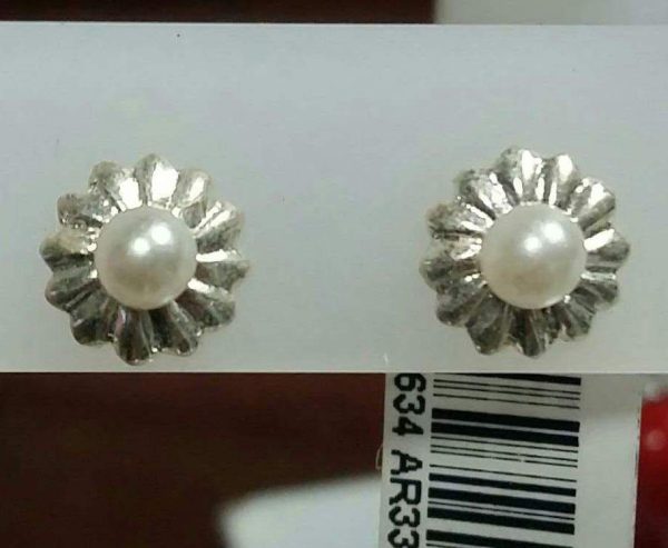 ARETES DE FLORECITA CON UNA PERLITA EN EL CENTRO 1-07634 2 ARETES DE FLORECITA CON UNA PERLITA EN EL CENTRO 1-07634