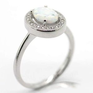 ANILLO OVALADO DE OPALO BLANCO CON CIRCONIAS BLANCAS ALREDEDOR 1-09819