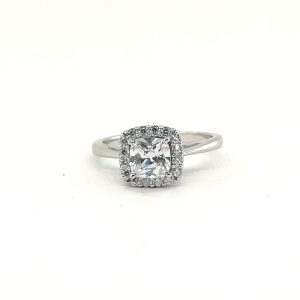 ANILLO CON MONTURA CUADRADA Y CIRCONIA BLANCA RODEADO DE MICROCIRCONIAS Y LISO A LOS LADOS 1-11704