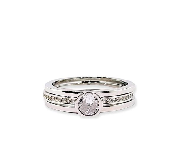 ANILLO CIRCONIA BISELADA CON CIRCONIAS A LOS LADOS EN MEDIO DE 2 ARGOLLAS LISAS 1-12274 2 ANILLO CIRCONIA BISELADA CON CIRCONIAS A LOS LADOS EN MEDIO DE 2 ARGOLLAS LISAS 1-12274