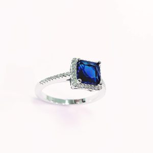 ANILLO CIRCONIA CUADRADA AZUL CON CIRCONIAS BLANCAS ALREDEDOR 1-12464