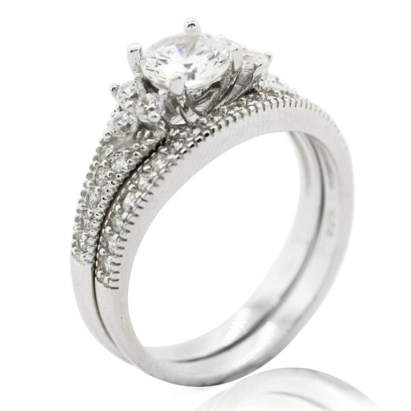 ANILLO JACKET CON 3 CIRCONIAS 1-08900 2 ANILLO JACKET CON 3 CIRCONIAS 1-08900