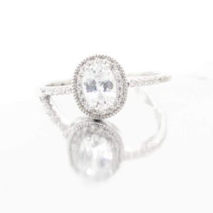 ANILLO PLATEADO OVALADO CON CIRCONIAS AL REDEDOR 1-10869