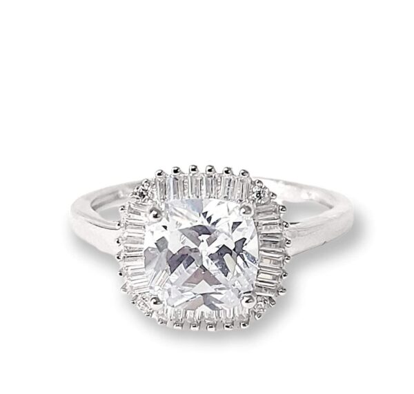 ANILLO CON MONTURA CUADRADA Y UNA CIRCONIA BLANCA EN EL CENTRO RODEADA DE BAGUETES BLANCOS 1-11702 2 ANILLO CON MONTURA CUADRADA Y UNA CIRCONIA BLANCA EN EL CENTRO RODEADA DE BAGUETES BLANCOS 1-11702