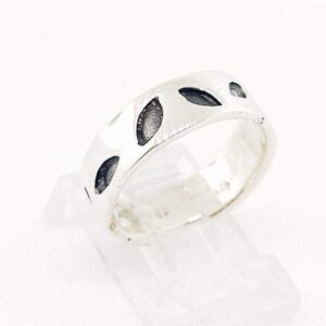 ANILLO DE PLATA LISA CON HOJITAS NEGRAS ALREDEDOR 1-00065