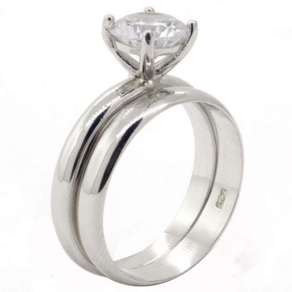 JACKET ANILLO LISO GRUESO CON UNA CIRCONIA GRANDE Y ARGOLLA LISA 1-08126 2 JACKET ANILLO LISO GRUESO CON UNA CIRCONIA GRANDE Y ARGOLLA LISA 1-08126