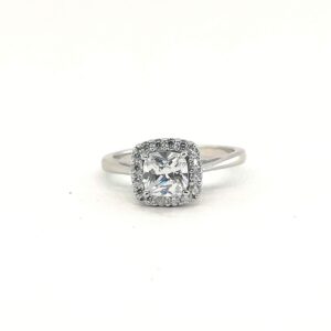 ANILLO CON MONTURA CUADRADA Y CIRCONIA BLANCA RODEADO DE MICROCIRCONIAS Y LISO A LOS LADOS 1-11704