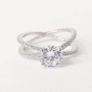 ANILLO CON FORMA DE X CON CIRCONIA GRANDE 1-09729