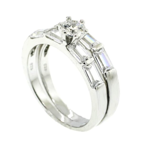 ANILLO CON ARGOLLA CON CIRCONIAS BLANCAS RECTANGULARES BAGUETTES 1-09941 2 ANILLO CON ARGOLLA CON CIRCONIAS BLANCAS RECTANGULARES BAGUETTES 1-09941