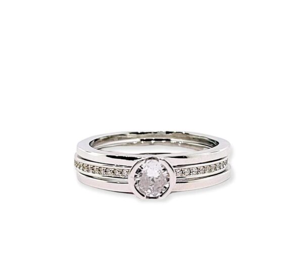 ANILLO CIRCONIA BISELADA CON CIRCONIAS A LOS LADOS EN MEDIO DE 2 ARGOLLAS LISAS 1-12274 2 ANILLO CIRCONIA BISELADA CON CIRCONIAS A LOS LADOS EN MEDIO DE 2 ARGOLLAS LISAS 1-12274