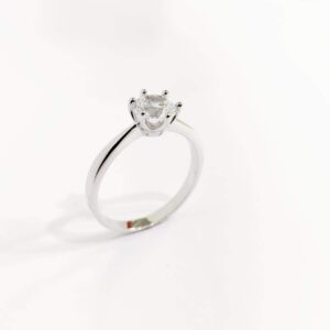 ANILLO 1 CIRCONIA BLANCA CON 6PINES EN CANASTA 1-12470