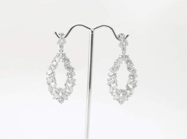 ARETES LARGOS EN FORMA DE HOJA CON BAGUETES 1-11712 2 ARETES LARGOS EN FORMA DE HOJA CON BAGUETES 1-11712